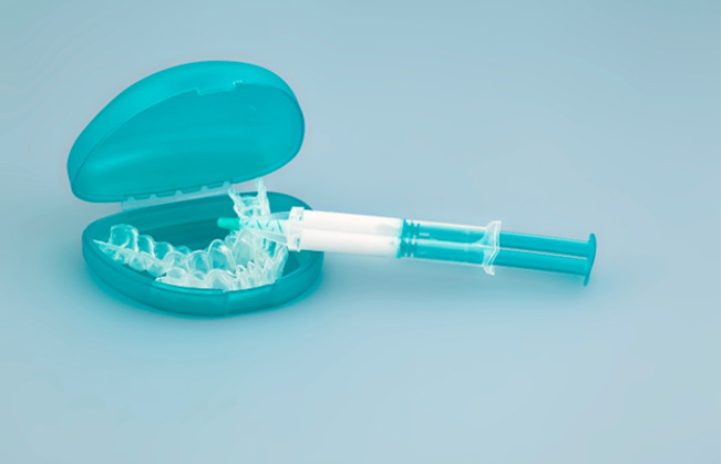 Take-home whitening kit and protective case